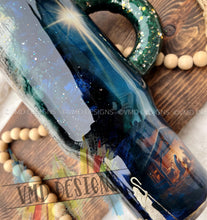 Load image into Gallery viewer, "What Child Is This? " Christmas Carol Design with Christmas Wreath Handle
