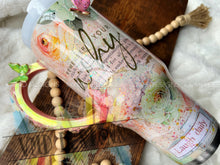 Load image into Gallery viewer, 40oz Affirmations Scrapbook Floral Design
