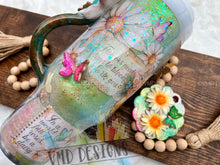 Load image into Gallery viewer, 40oz Daisy Floral Scrapbook Design
