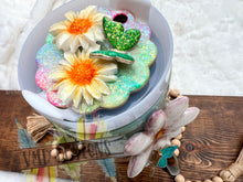 Load image into Gallery viewer, 40oz Daisy Floral Scrapbook Design
